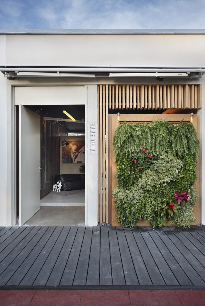 Projeto Toilette Casa Cor Rio 2013 com jardim vertical na fachada